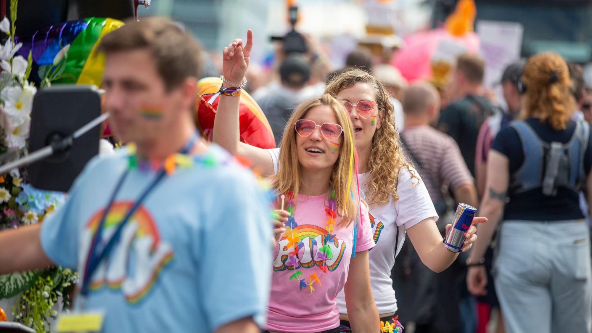 Feiernde Menschen am Straßenrand.