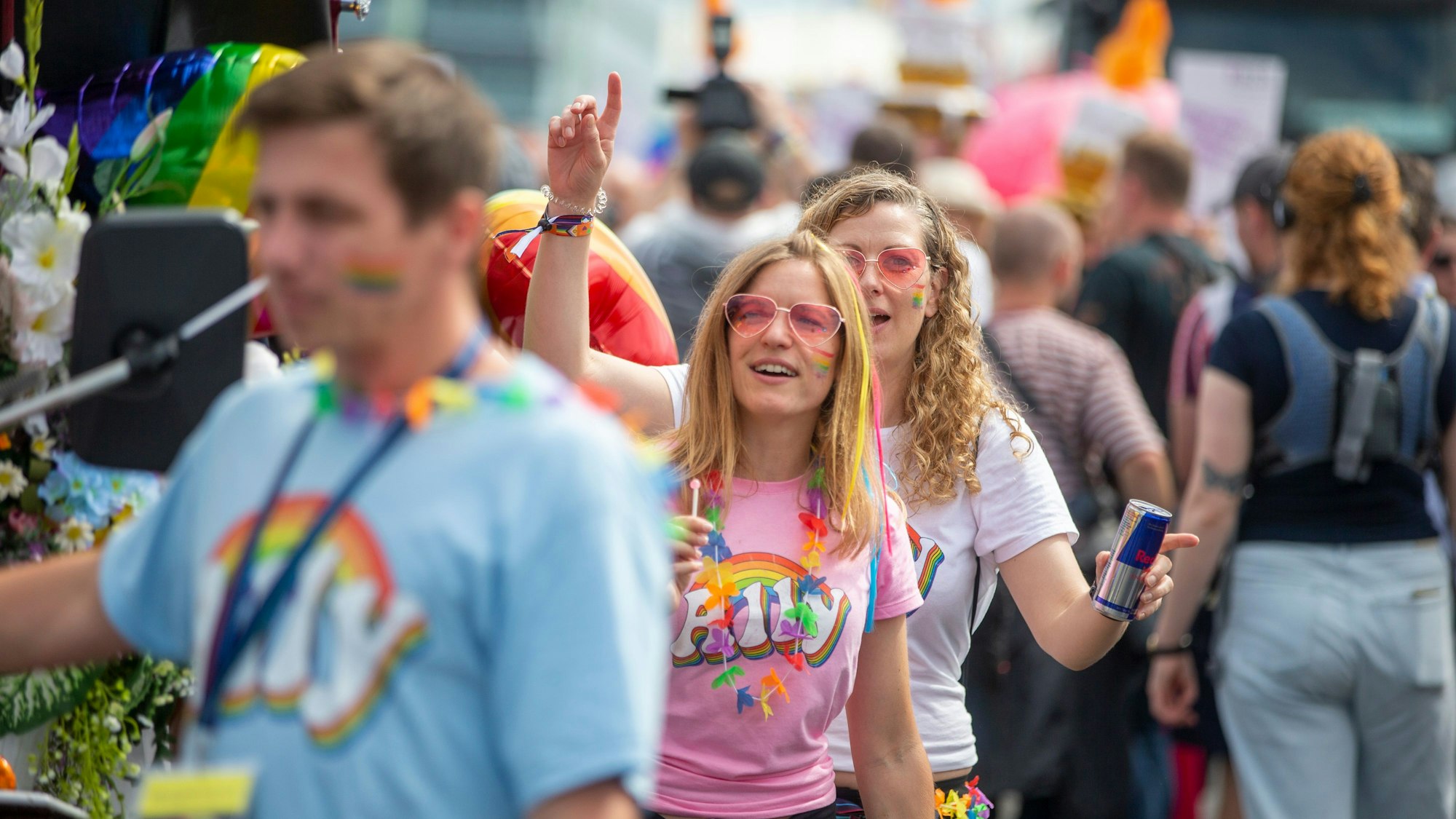 Feiernde Menschen am Straßenrand.
