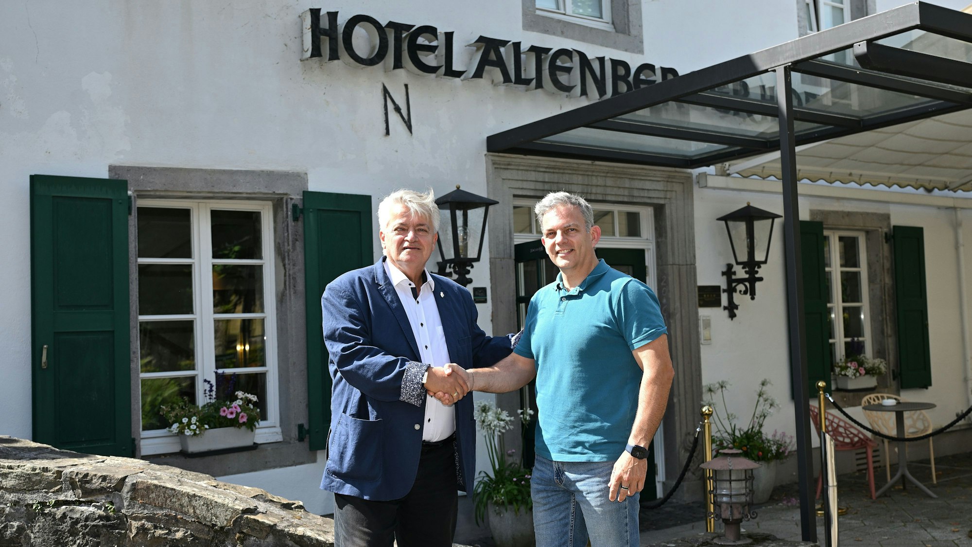 Guido Fritz (l.) und Samuel Girona stellten die nötigen Kontakte her, um die spanischen Fachkräfte in die Küche des Altenberger Hofs in Altenberg zu holen.