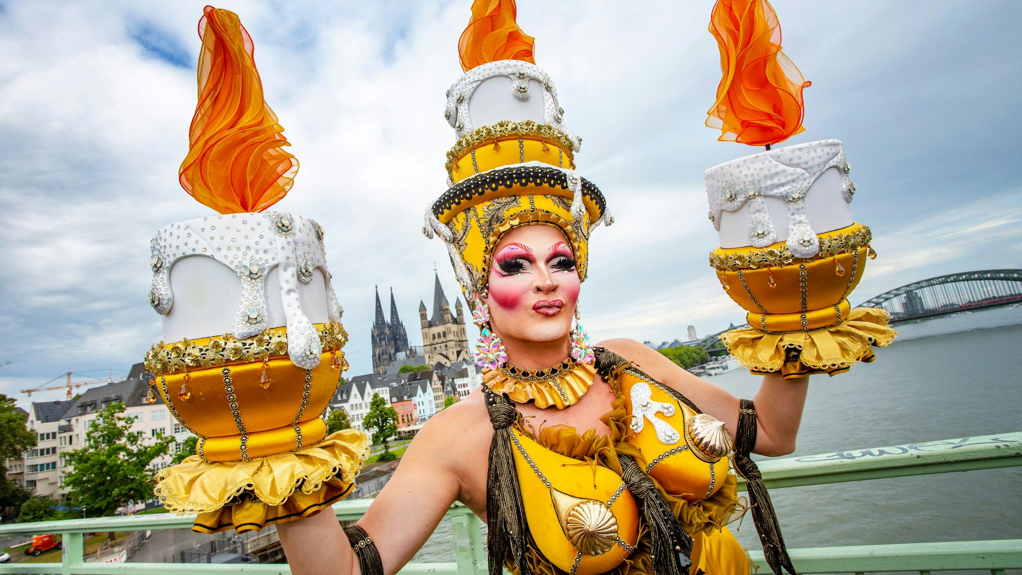 Mensch als Kerzenleuchter kostümiert.