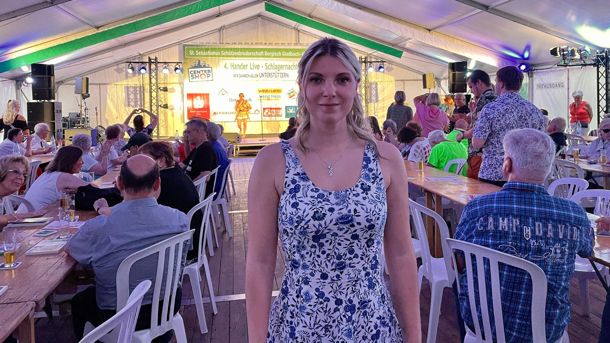 Das Foto zeigt Sängerin Janina