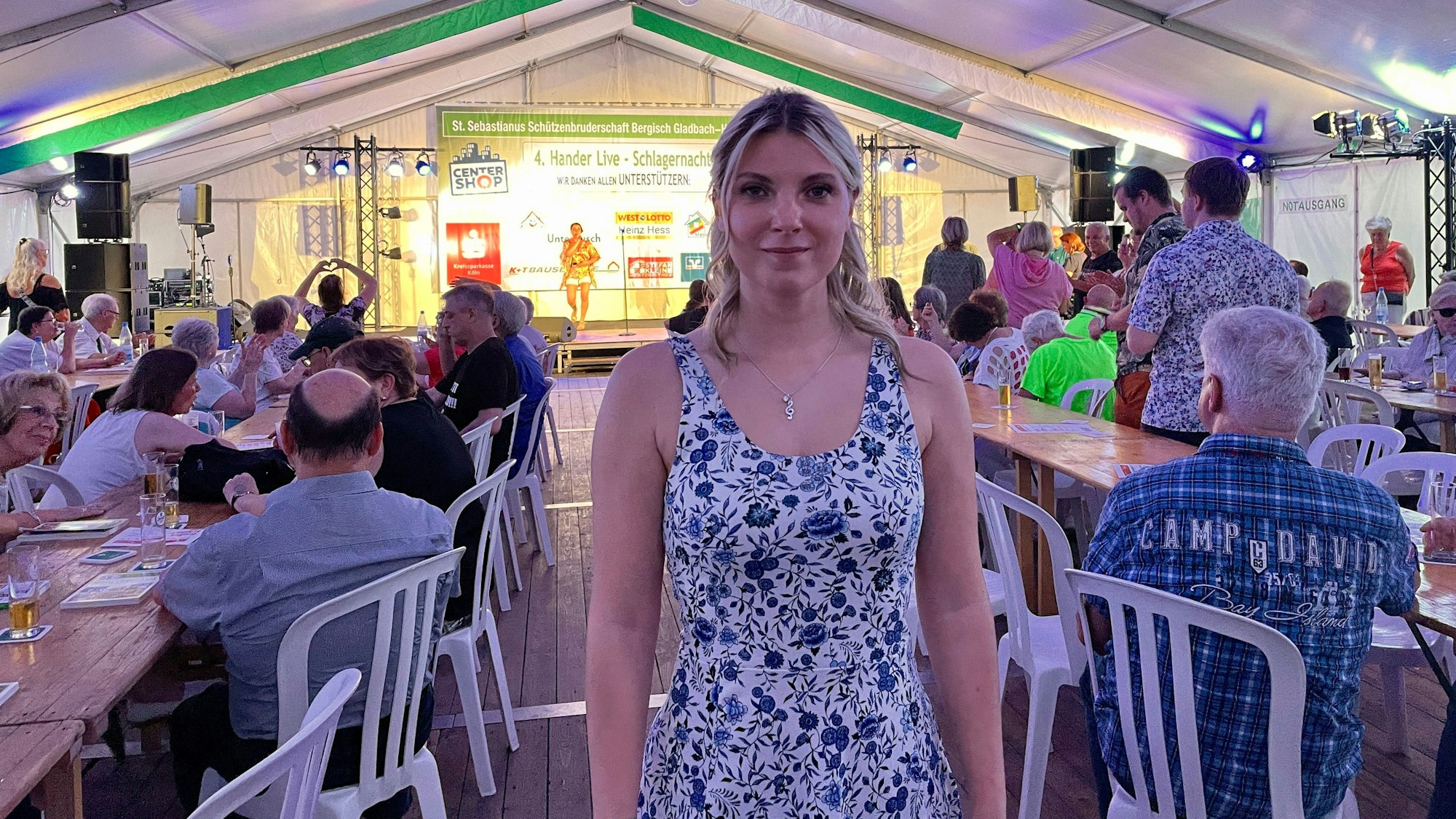 Das Foto zeigt Sängerin Janina