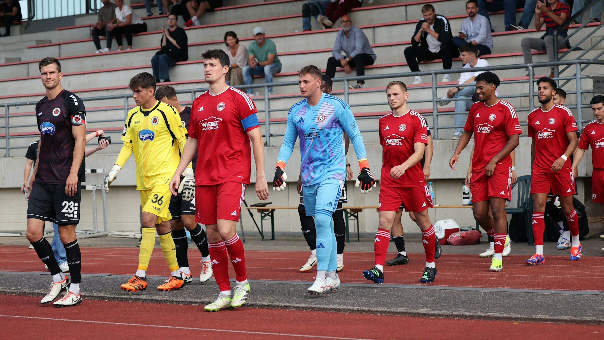 Die Mannschaften betreten das Spielfeld