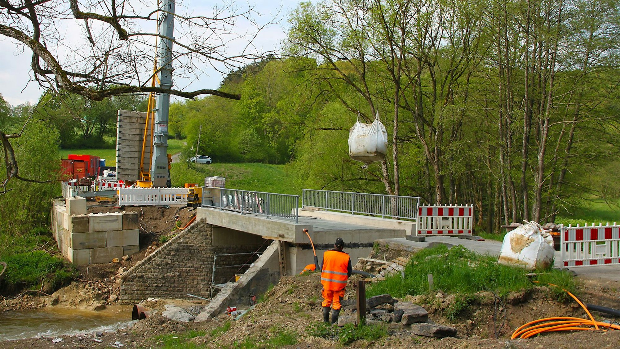 Am Vellerhof bei Blankenheim wird eine neue Brücke über die Ahr gebaut.
