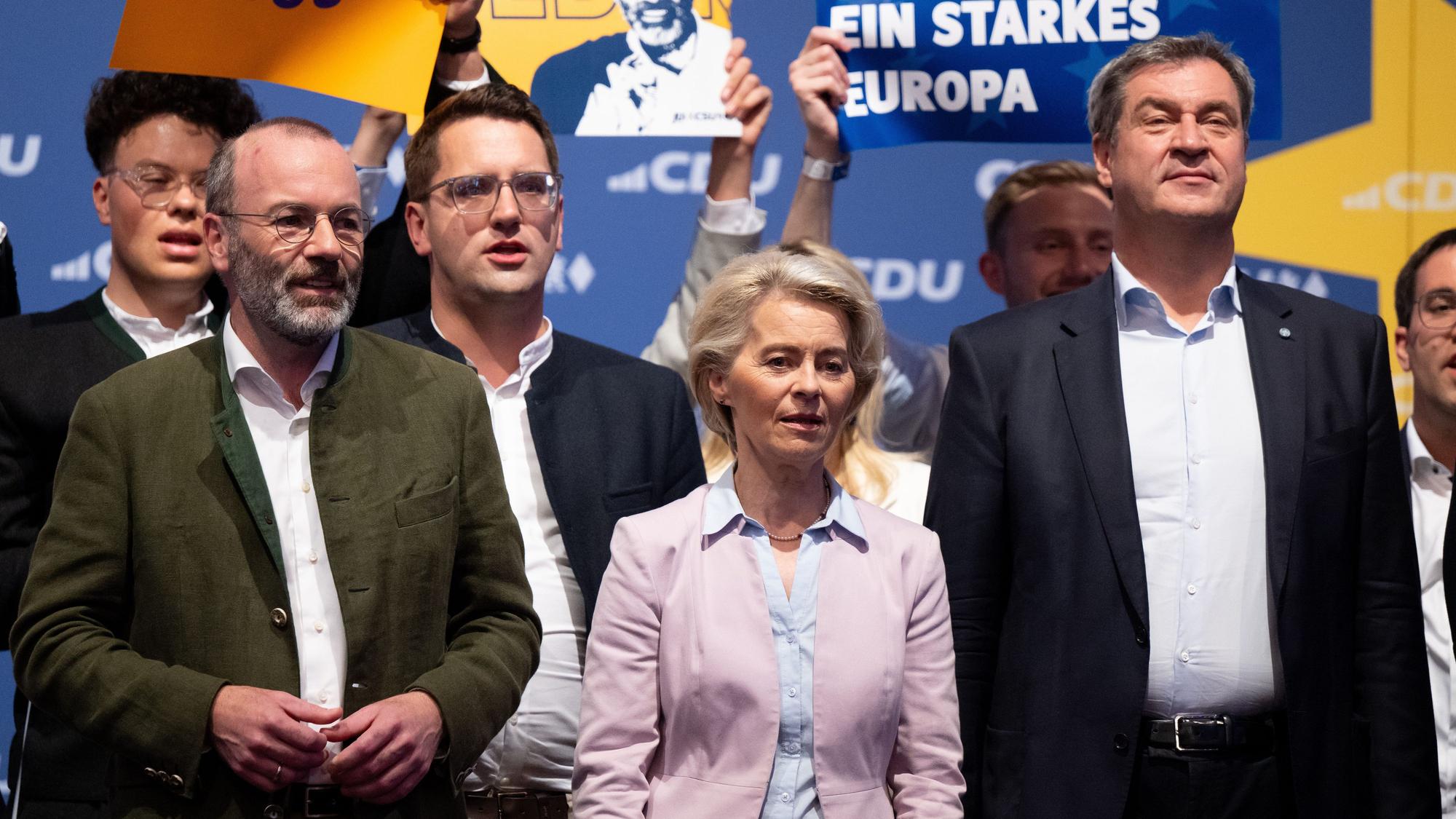 Mitglieder der CSU und CDU mit Manfred Weber, Spitzenkandidat der CSU zur Europawahl, Ursula von der Leyen, Präsidentin der Europäischen Kommission und EU- und EVP-Spitzenkandidatin und Markus Söder, Vorsitzender der CSU und Ministerpräsident von Bayern, nehmen Anfang Juni an der Schlusskundgebung von CDU und CSU zur Europawahl teil.
