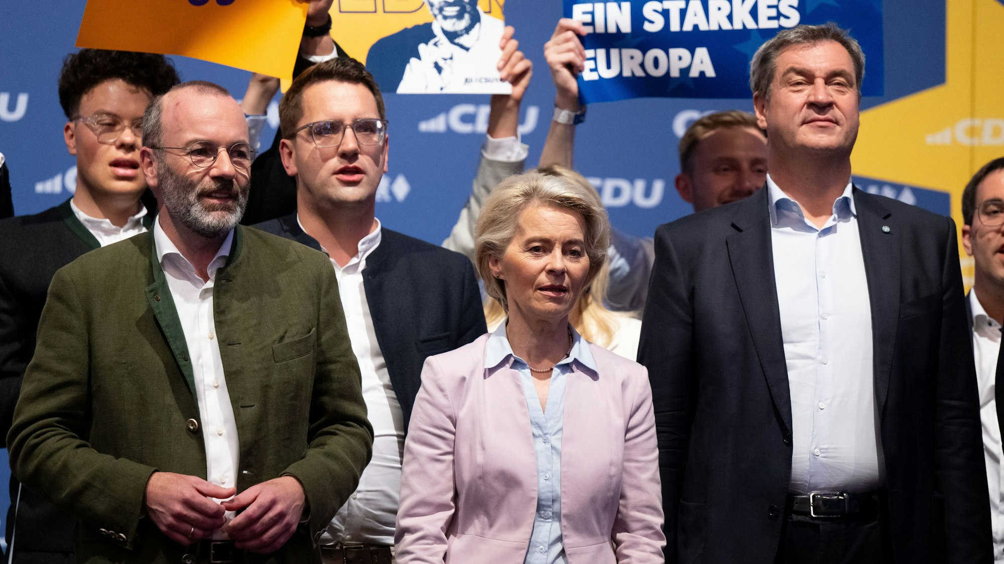 Mitglieder der CSU und CDU mit Manfred Weber, Spitzenkandidat der CSU zur Europawahl, Ursula von der Leyen, Präsidentin der Europäischen Kommission und EU- und EVP-Spitzenkandidatin und Markus Söder, Vorsitzender der CSU und Ministerpräsident von Bayern, nehmen Anfang Juni an der Schlusskundgebung von CDU und CSU zur Europawahl teil.