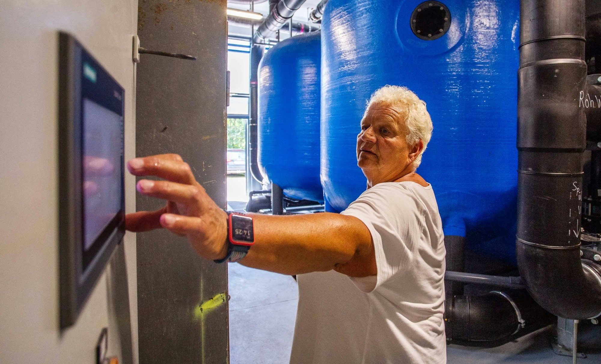Susanne Simon kontrolliert die pH- und Chlorwerte im Keller eines Freibads.
