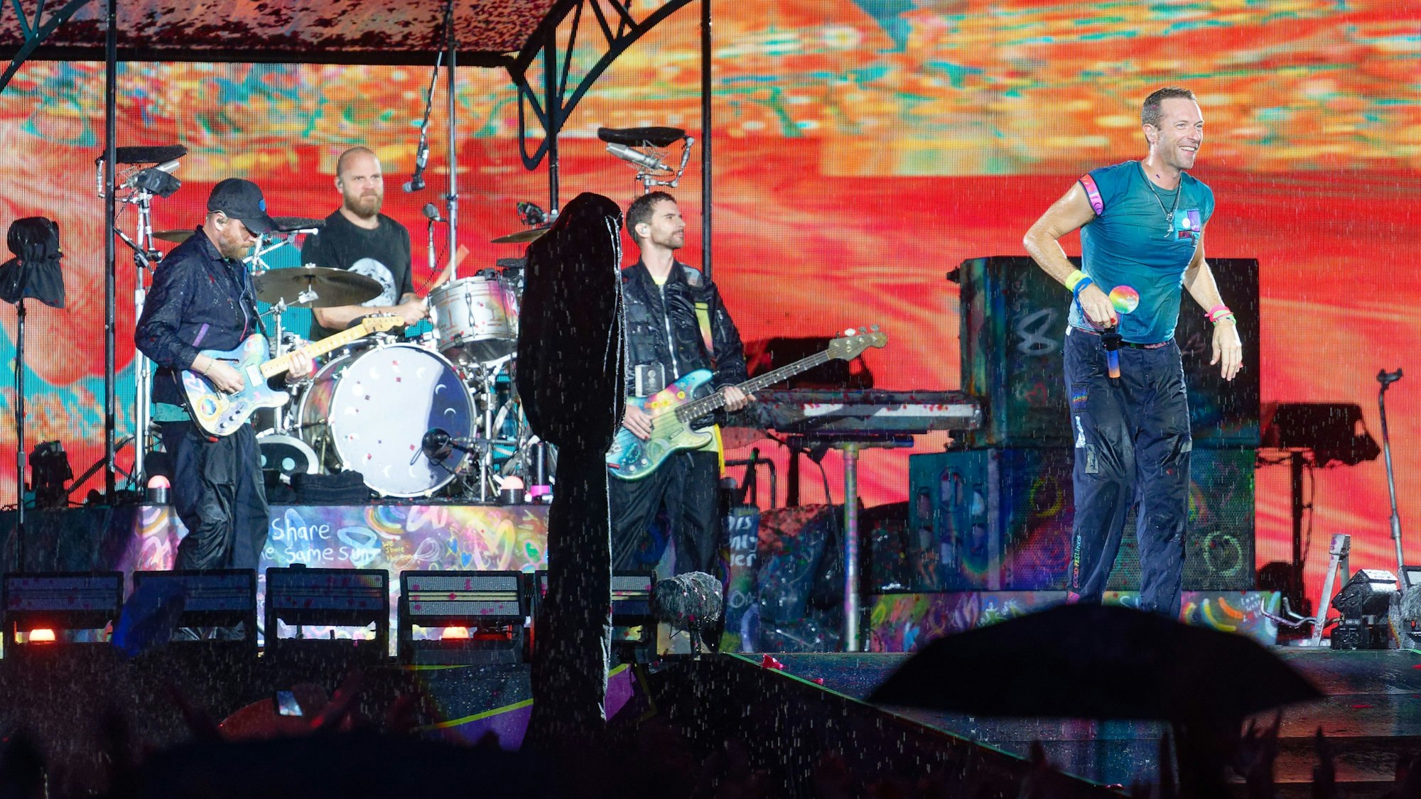 Die Band Coldplay auf der Bühne im Düsseldorfer Stadion.