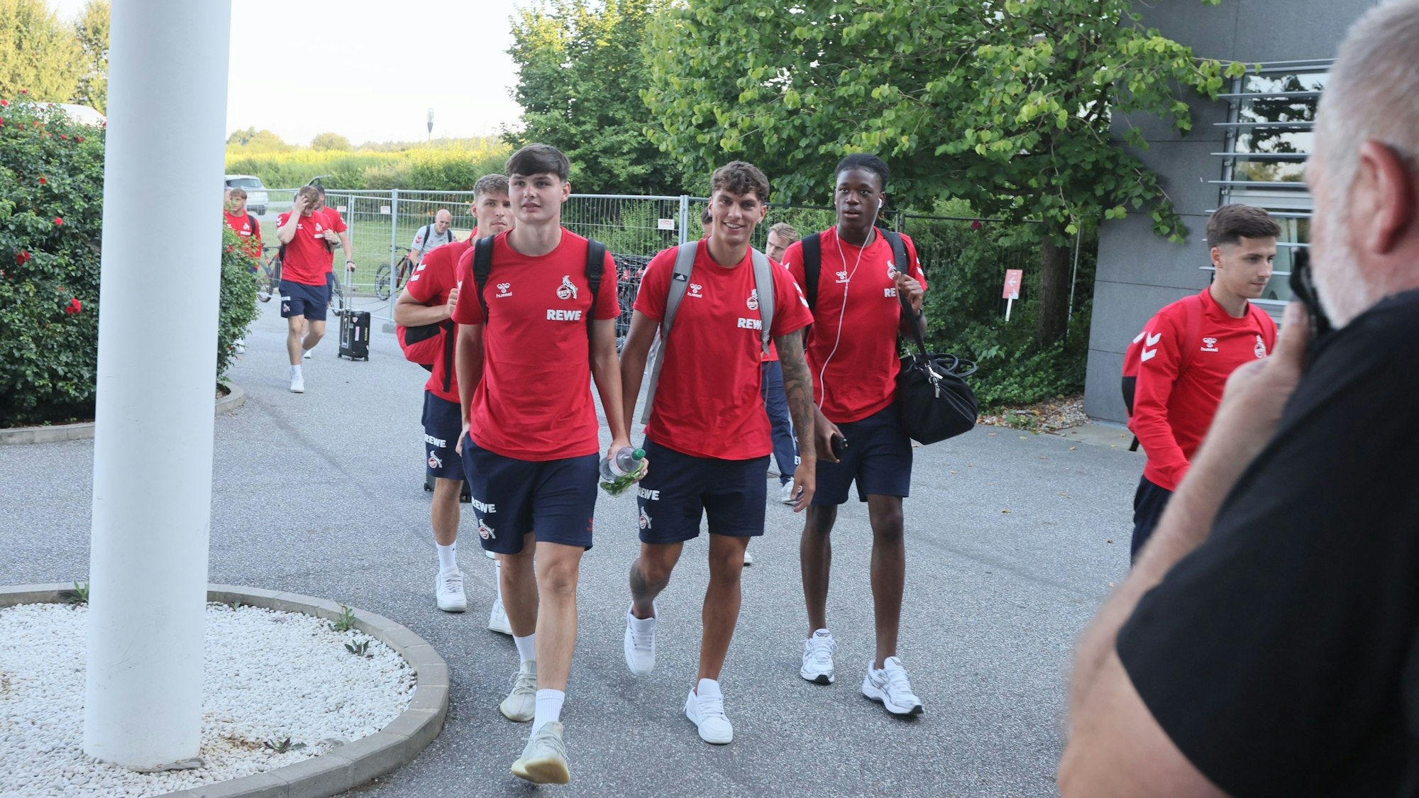Die FC-Profis bei der Ankunft am Mannschaftshotel Spa Resort Styria.