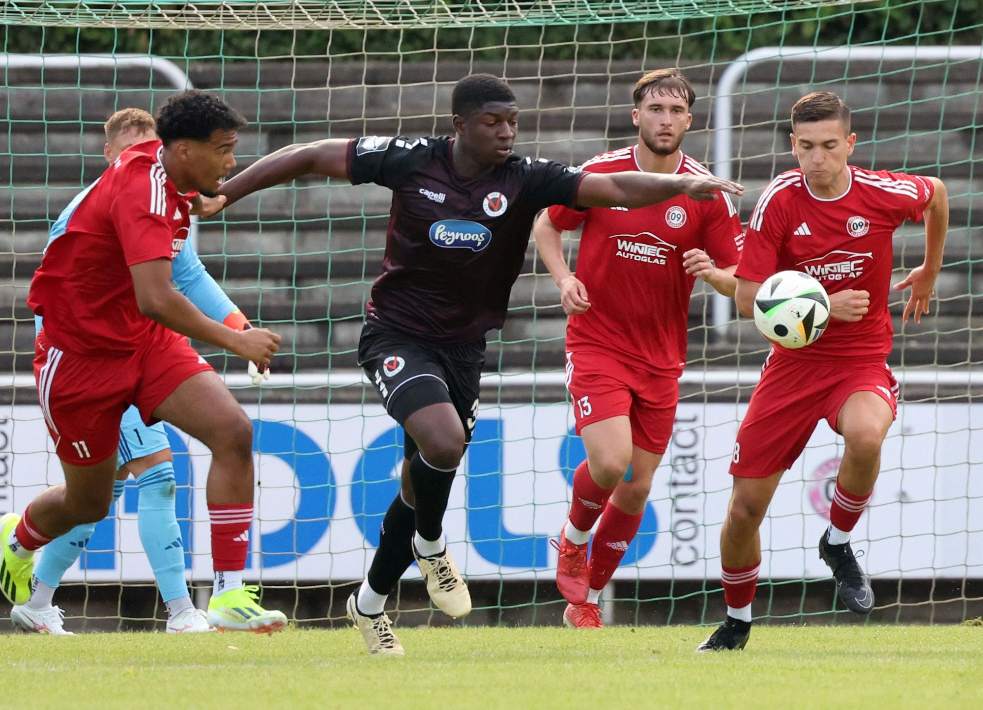 Spielszene zwischen SV 09 und Viktoria Köln