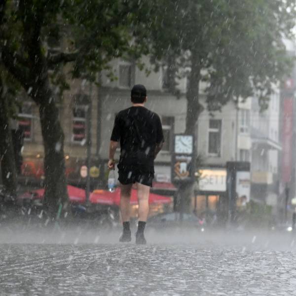 Ein kurzer aber heftiger Unwetterschauer zieht über dem Chlodwigplatz in Köln. (Symbolbild)