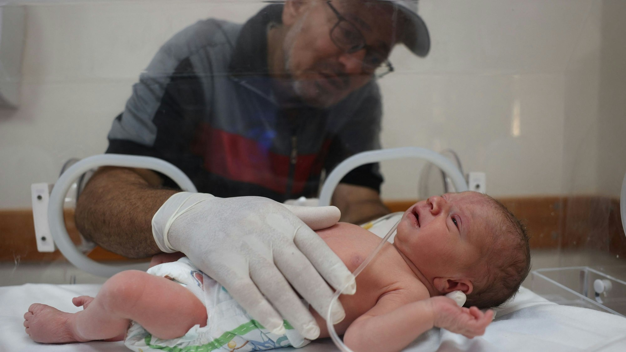 Es ist Baby Yasine zu sehen.