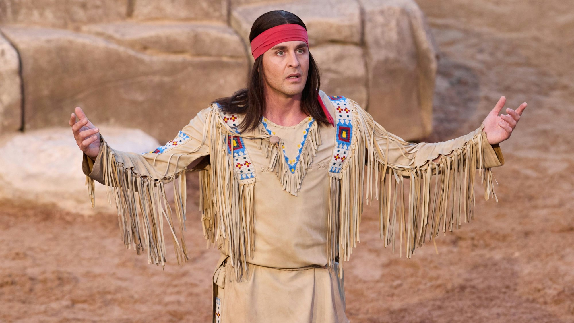 29.06.2024, Schleswig-Holstein, Bad Segeberg: Der Schauspieler Alexander Klaws als Winnetou steht während der Premiere von «Winnetou II - Ribanna und Old Firehand» auf der Bühne der Karl-May-Spiele im Freilichttheater am Kalkberg. Die Saison 2024 läuft vom 29. Juni bis zum 8. September. Foto: Georg Wendt/dpa +++ dpa-Bildfunk +++