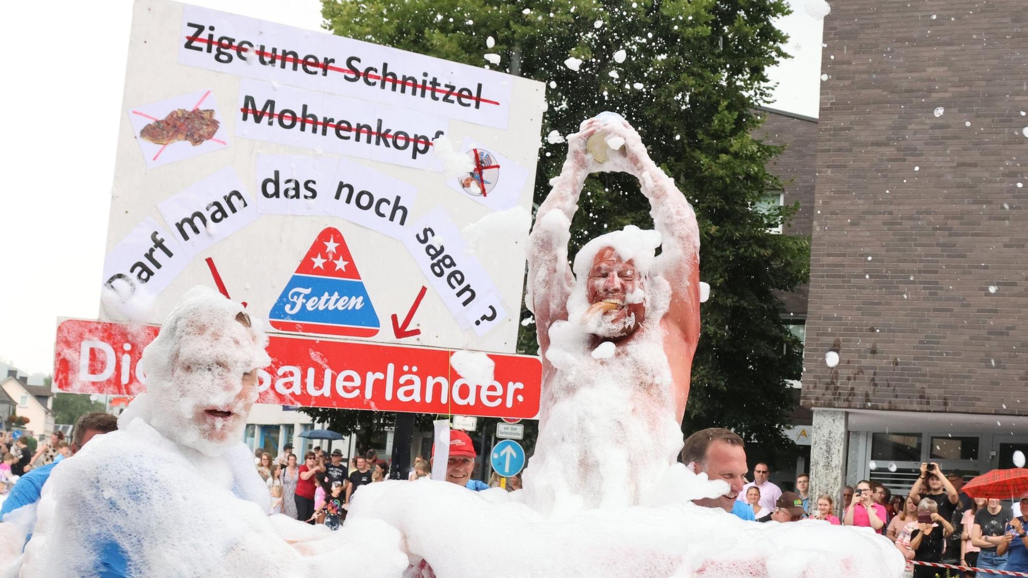 Als Dicke Sauerländer gingen Mitglieder des Karnevalsvereins Kappesjesichter an den Start in Morsbach.