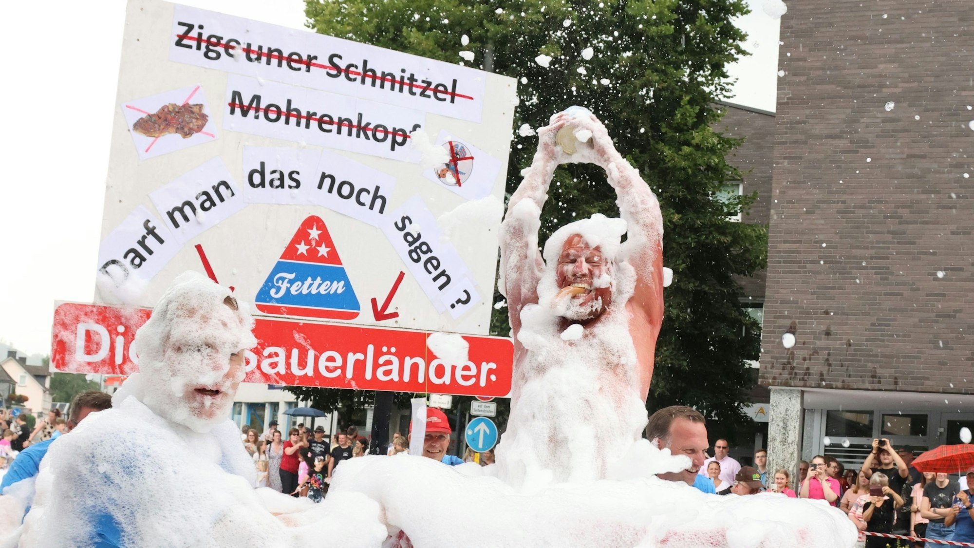 Als Dicke Sauerländer gingen Mitglieder des Karnevalsvereins Kappesjesichter an den Start in Morsbach.