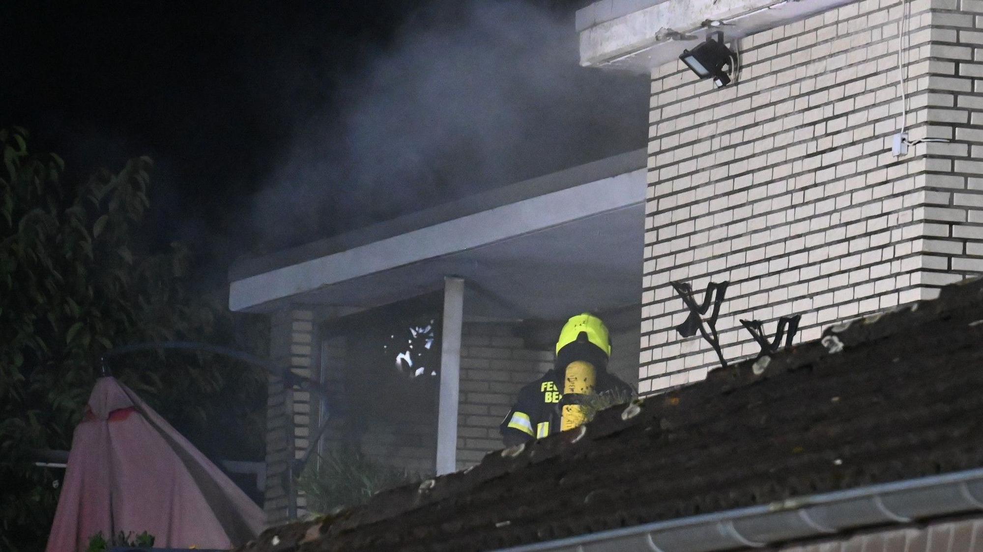 Das Bild zeigt einen Teil einer Dachgeschosswohnung mit einem Feuerwehrmann.