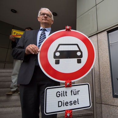 Jürgen Resch, Bundesgeschäftsführer der Deutschen Umwelthilfe steht am 28.07.2017 vor der Urteilsverkündung mit einem Verkehrverbotsschild mit der Aufschrift «Gilt für Diesel» vor dem Verwaltungsgericht in Stuttgart (Baden-Württemberg). Die Deutsche Umwelthilfe klagt gegen das Land Baden-Württemberg und den neuen Luftreinhalteplan, der vom 1. Januar 2018 in Stuttgart gelten soll. (zu dpa «Mit Nachrüstung Diesel-Verbot verhindern? - Gericht entscheidet» vom 28.07.2017) Foto: Marijan Murat/dpa +++(c) dpa - Bildfunk+++