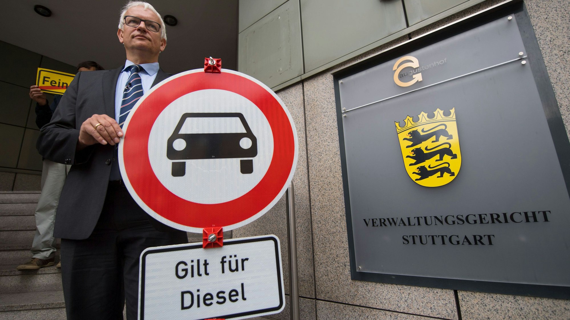 Jürgen Resch, Bundesgeschäftsführer der Deutschen Umwelthilfe steht am 28.07.2017 vor der Urteilsverkündung mit einem Verkehrverbotsschild mit der Aufschrift «Gilt für Diesel» vor dem Verwaltungsgericht in Stuttgart (Baden-Württemberg). Die Deutsche Umwelthilfe klagt gegen das Land Baden-Württemberg und den neuen Luftreinhalteplan, der vom 1. Januar 2018 in Stuttgart gelten soll. (zu dpa «Mit Nachrüstung Diesel-Verbot verhindern? - Gericht entscheidet» vom 28.07.2017) Foto: Marijan Murat/dpa +++(c) dpa - Bildfunk+++