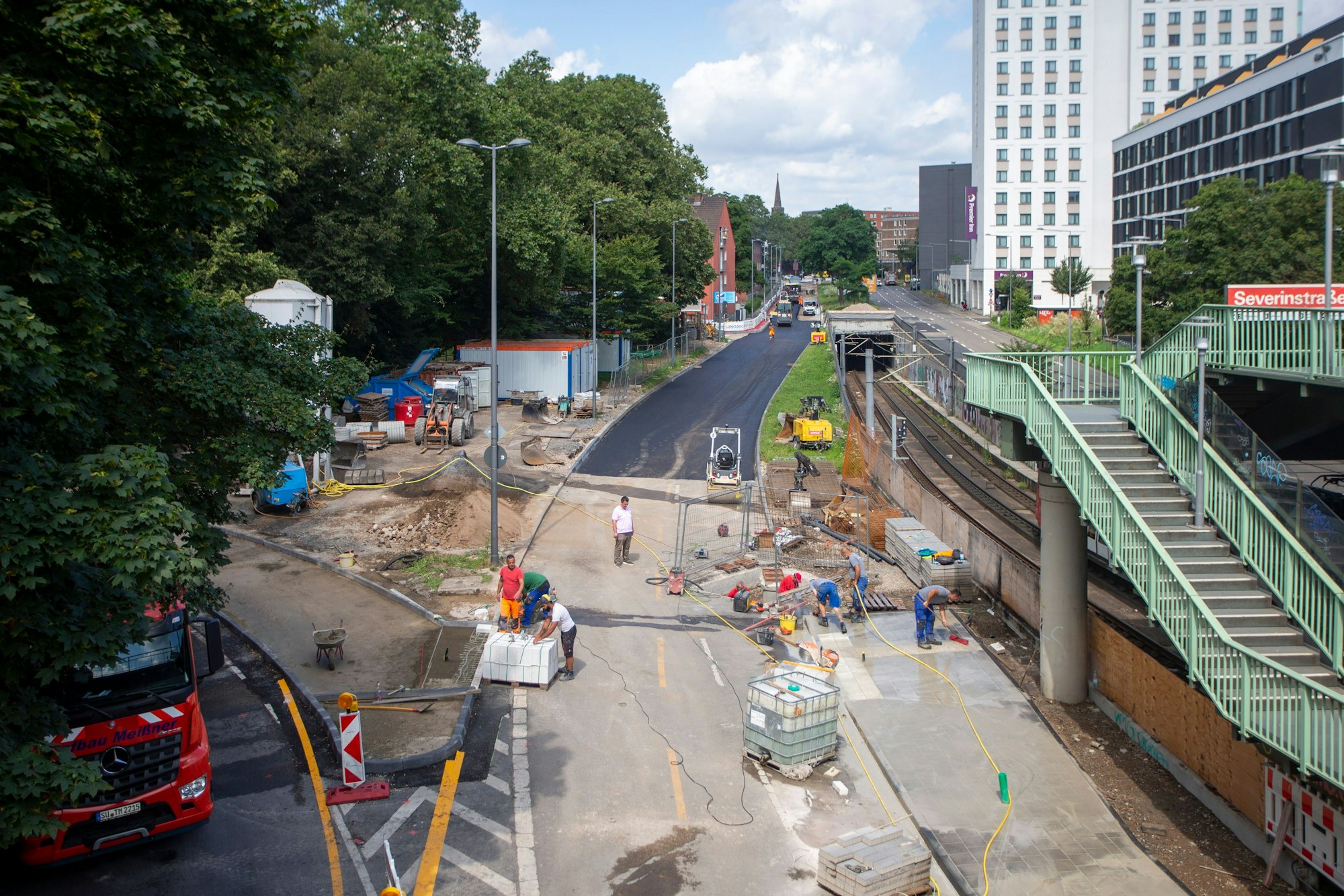 Blick auf die Baustelle am Perlengraben zwischen Blaubach und Severinsbrücke.