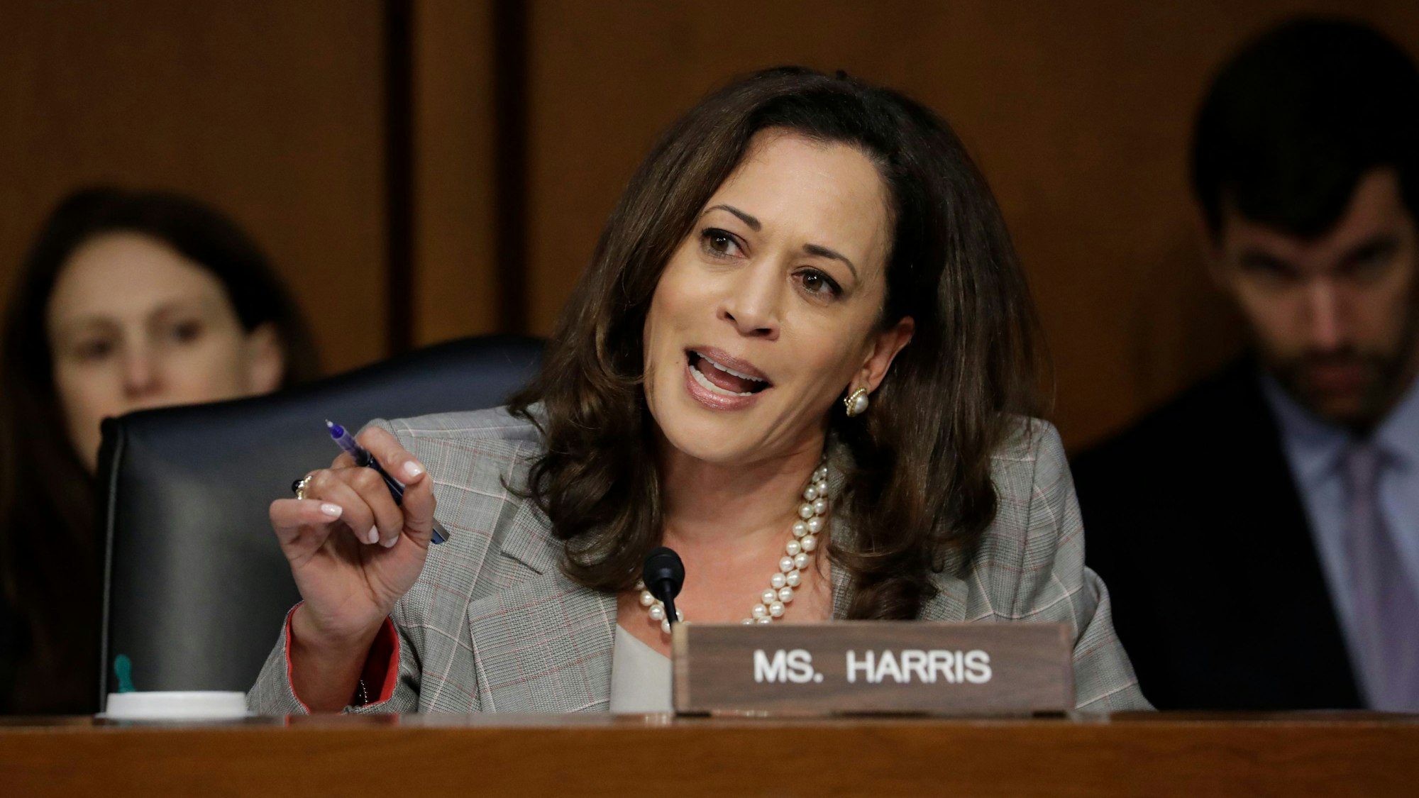 Die damalige Senatorin Kamala Harris (Demokratin aus Kalifornien) spricht am 13. Juni 2017 vor dem Geheimdienstausschuss des Senats auf dem Capitol Hill in Washington.