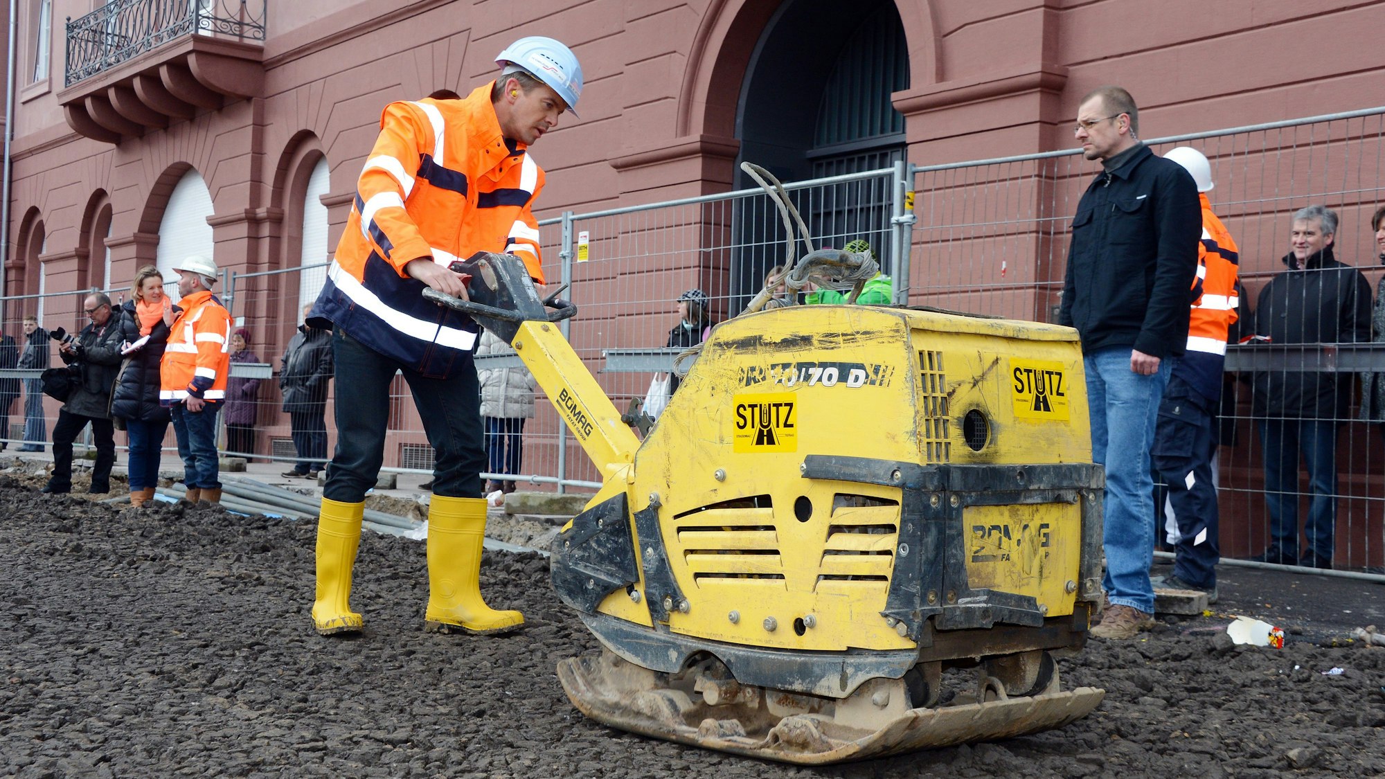EIne Rüttelmaschine im Einsatz.