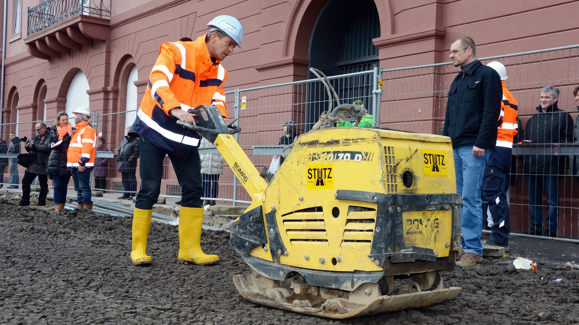 EIne Rüttelmaschine im Einsatz.