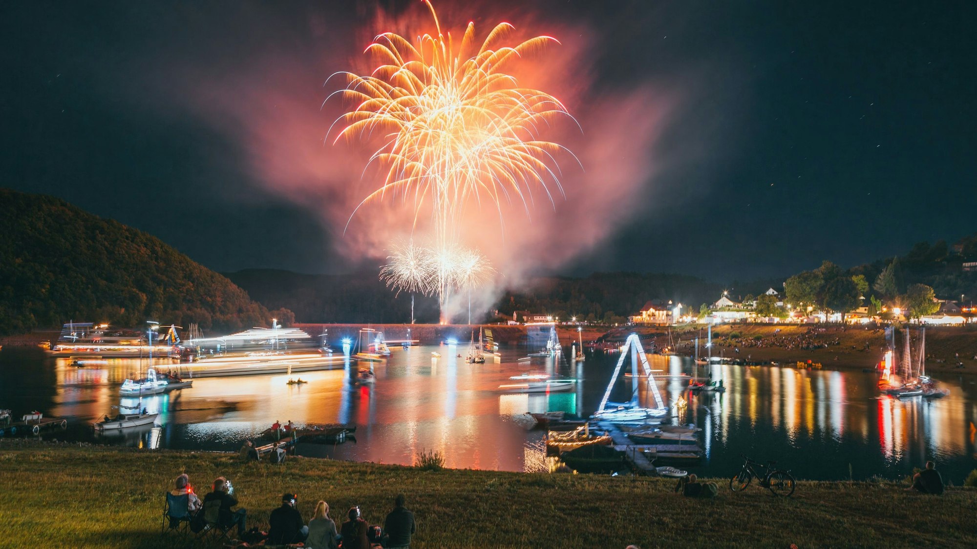 Feuerwerk über dem Rursee bei Rursee in Flammen.