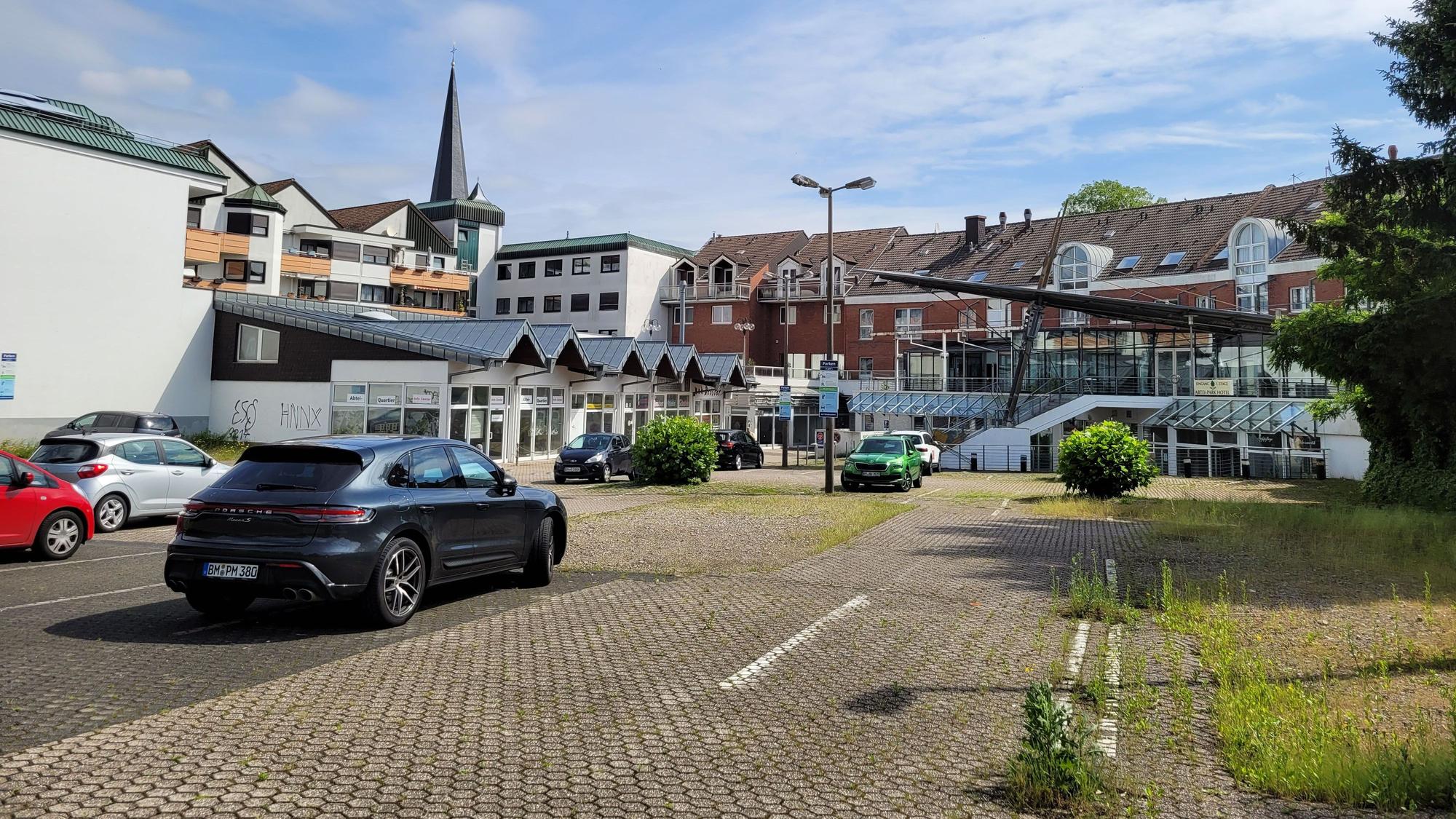 Ein Parkplatz, auf dem nur wenige Autos stehen.