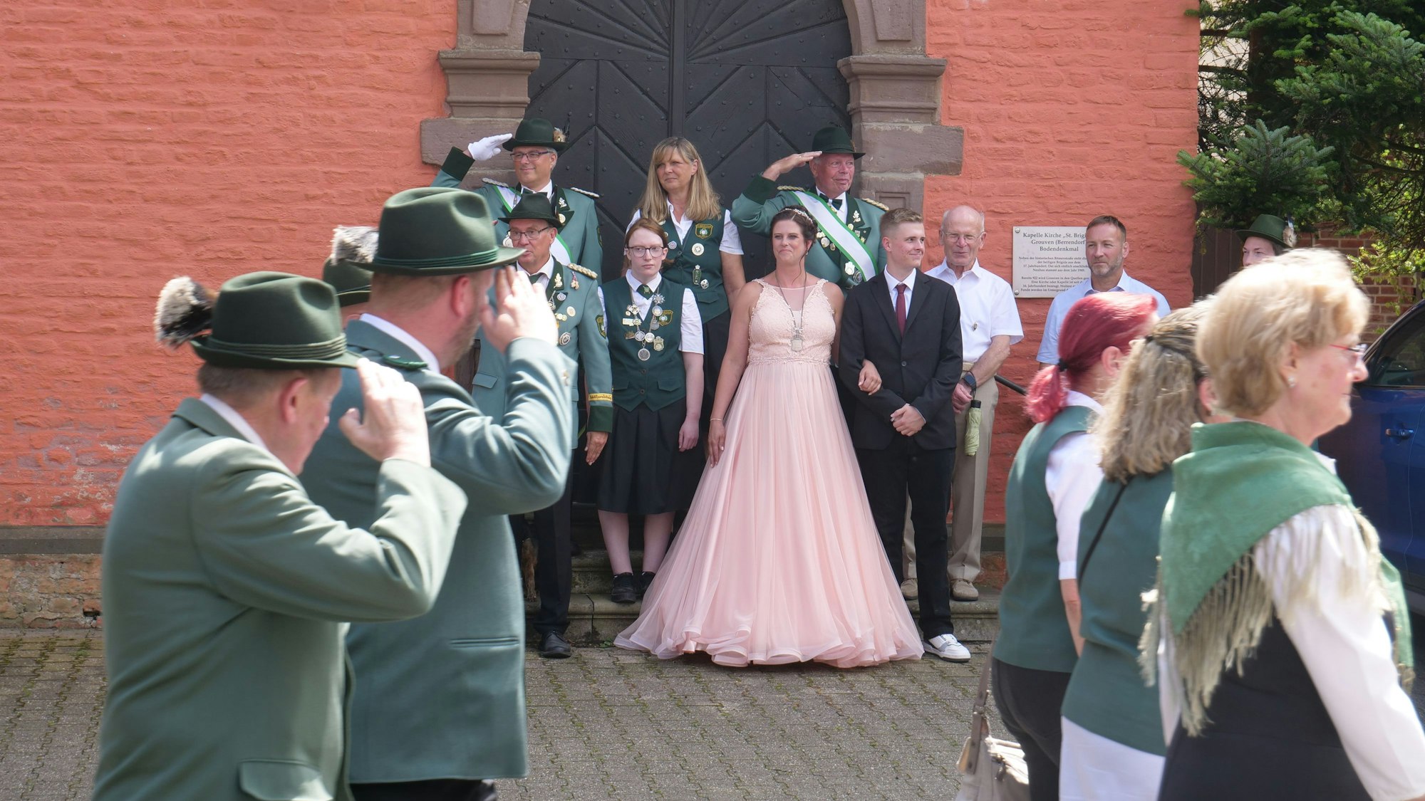 Die Bürgerkönigin mit ihrem Sohn, die Schützen salutieren.