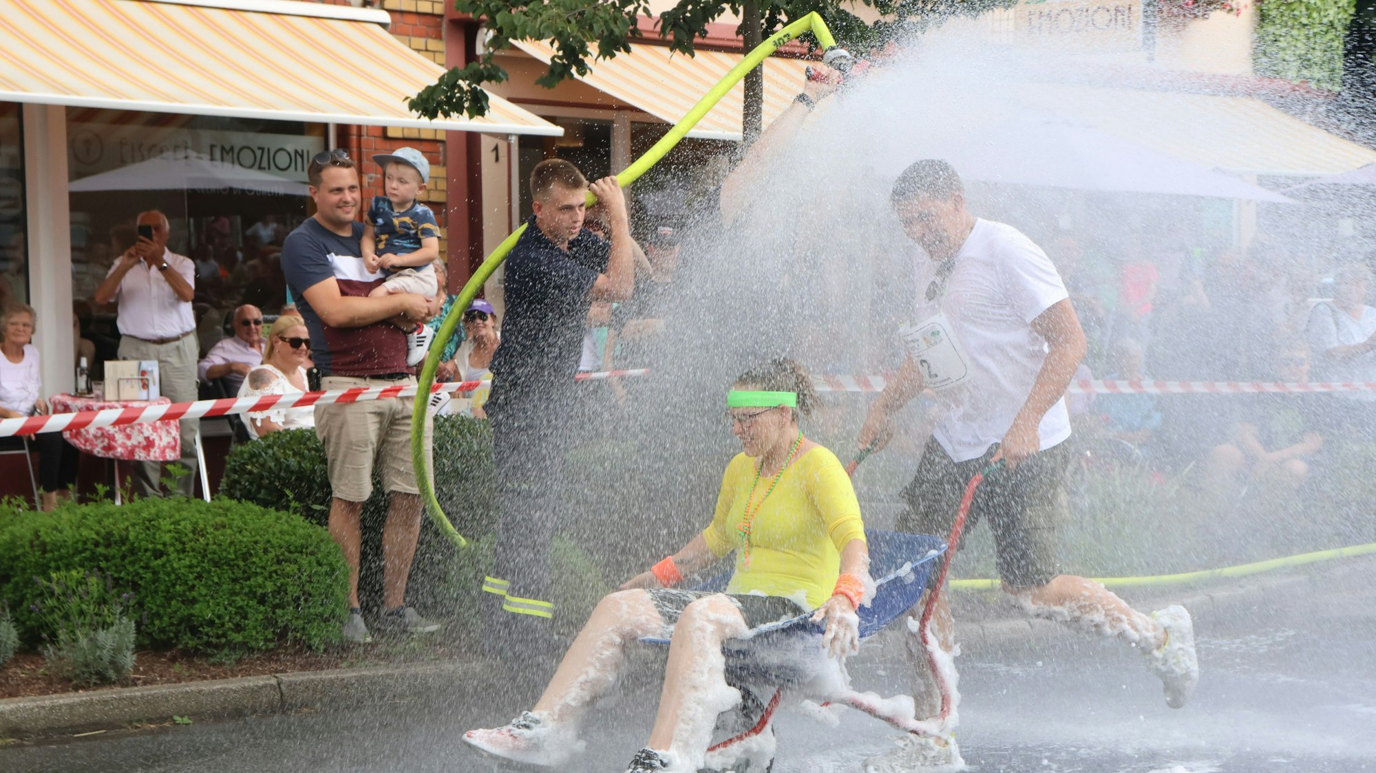 Die Freiwillige Feuerwehr der Gemeinde Morsbach sorgte dafür, dass unterwegs wirklich niemand trocken blieb.