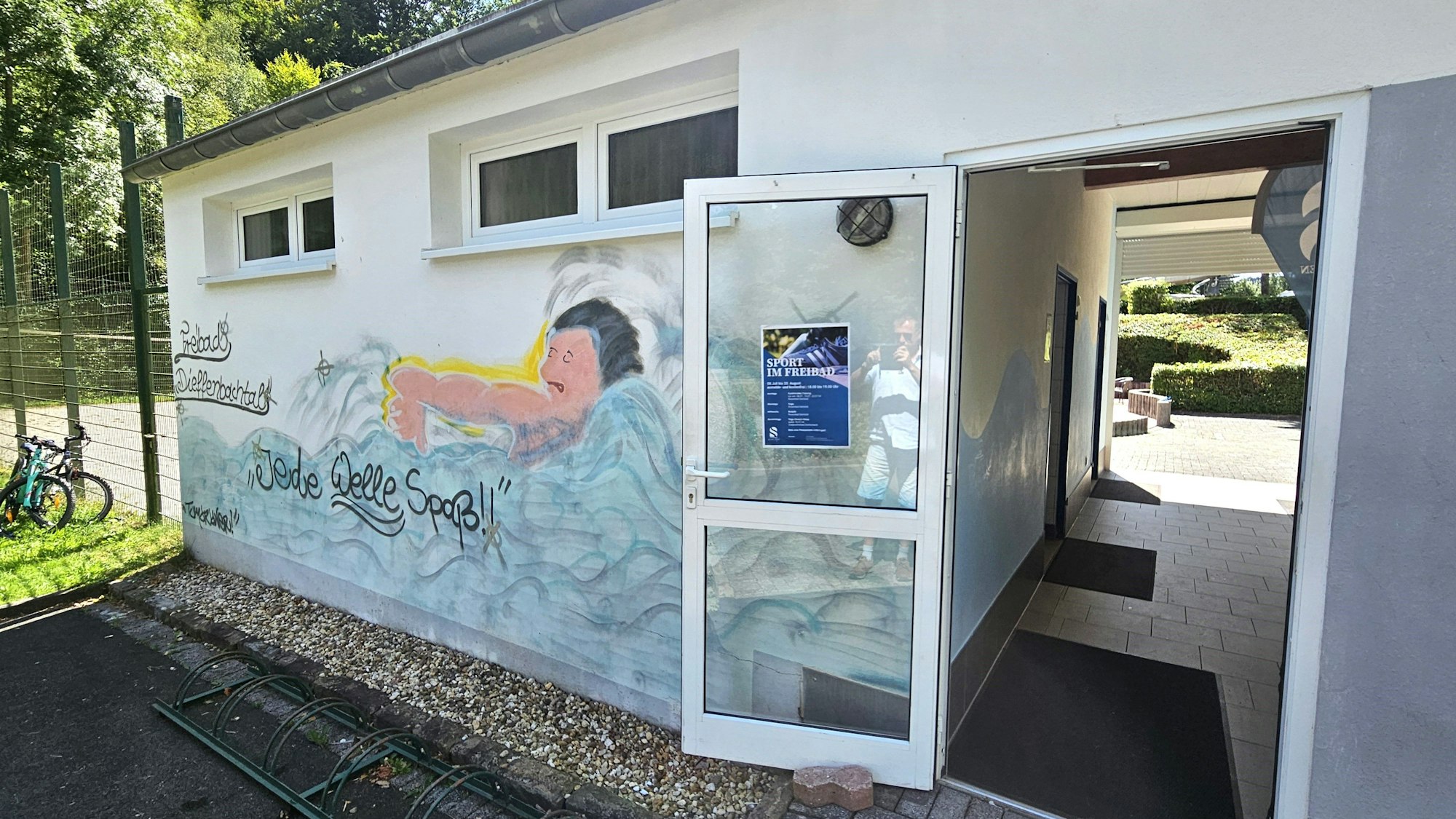 „Jede Welle Spaß“ verspricht der gemalte Schwimmer am Eingang zu dem Schleidener Freibadgelände.