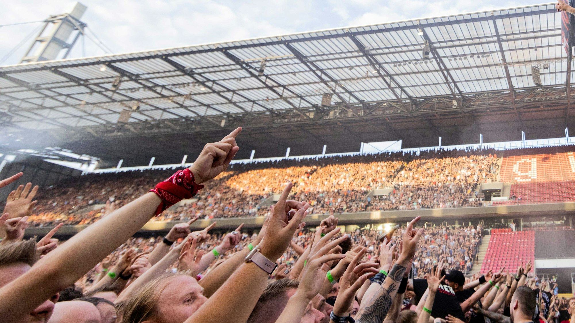 Ein Konzertpublikum feiert im Rheinenergie-Stadion.