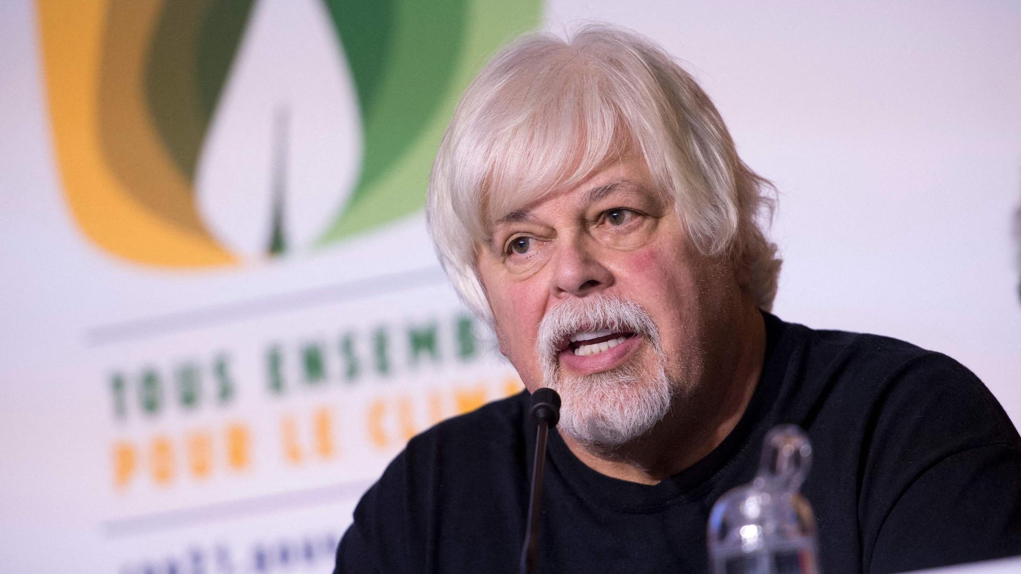 Paul Watson am Mikrofon