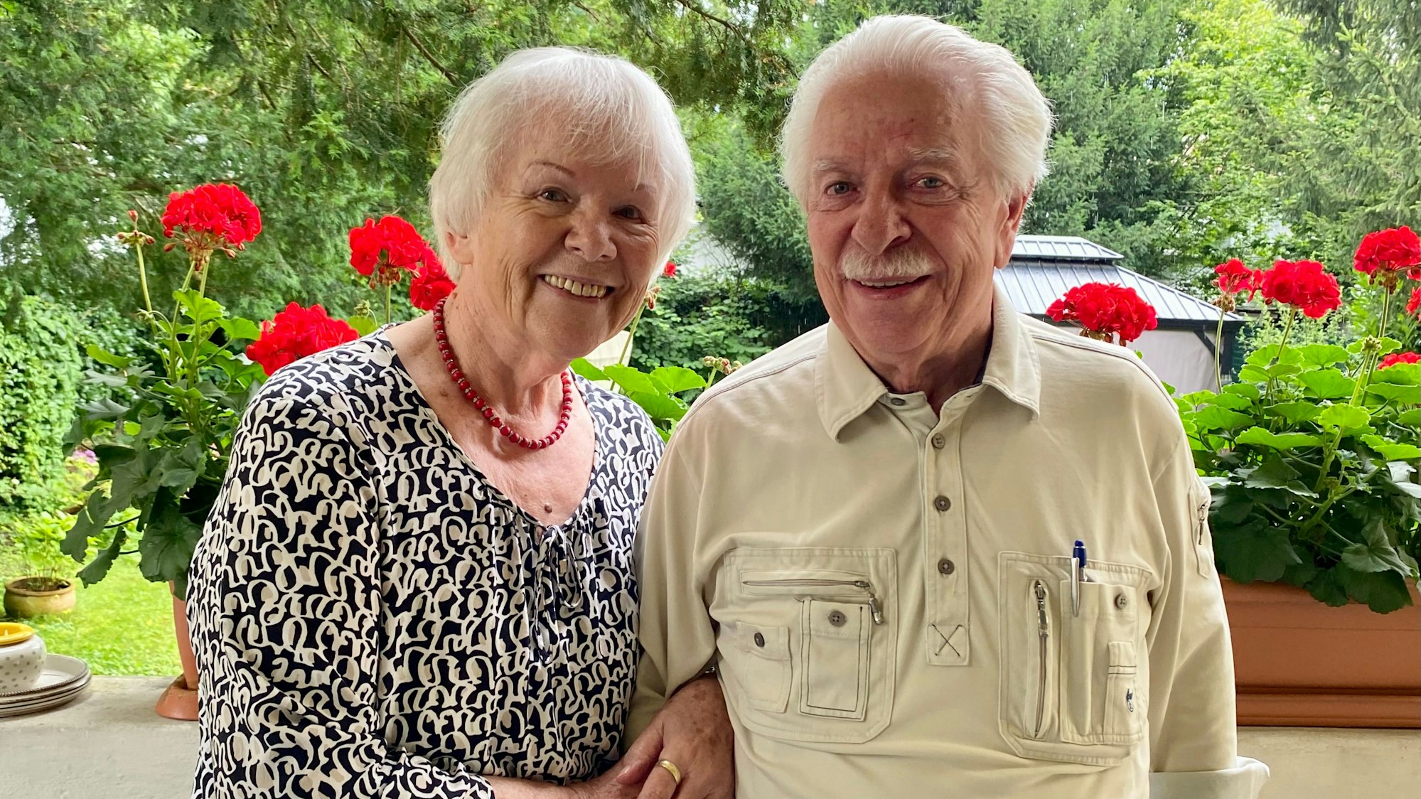 Das Ehepaar lächelt in die Kamera.