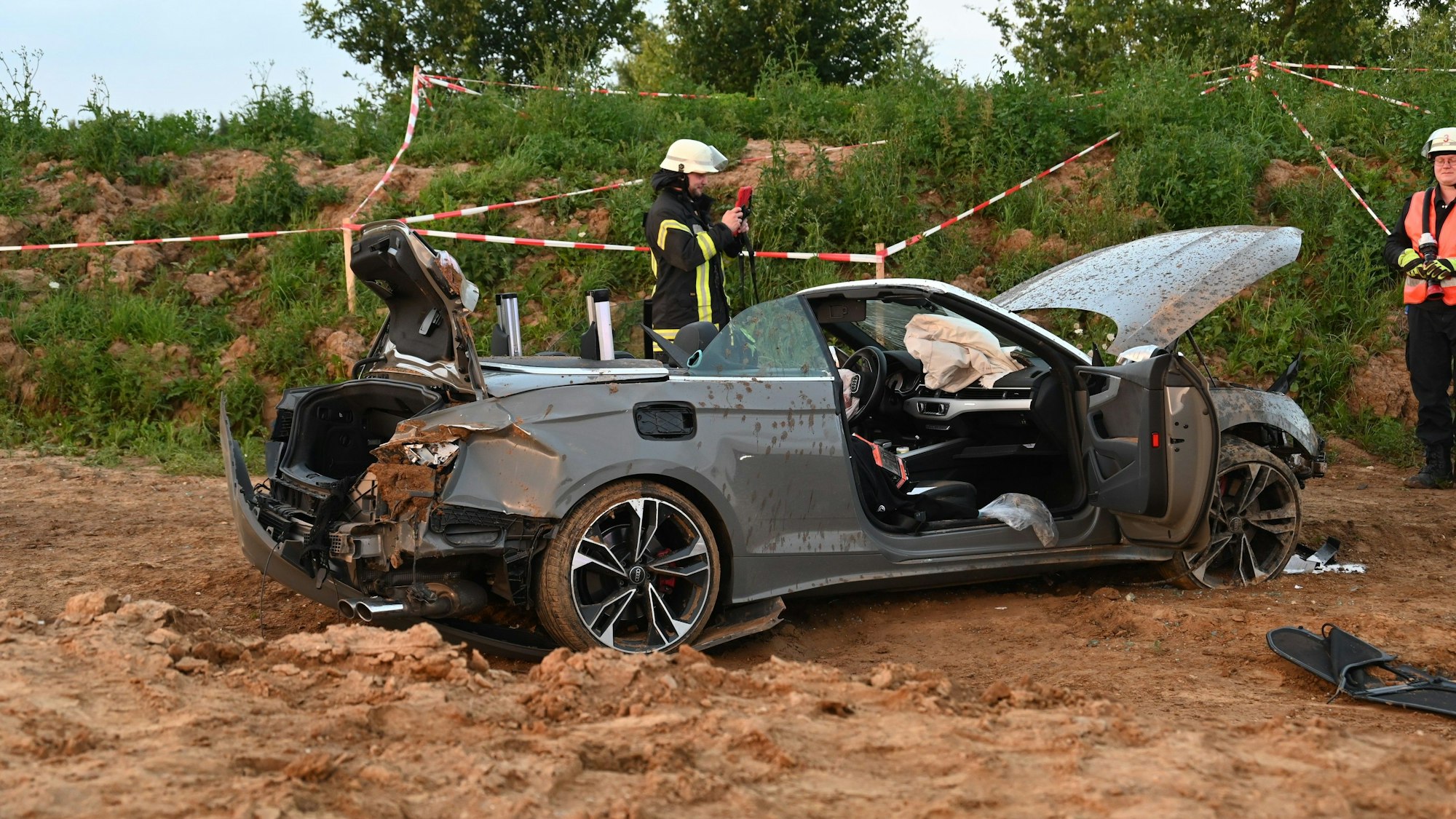 Ein zerstörtes Cabrio im Graben.