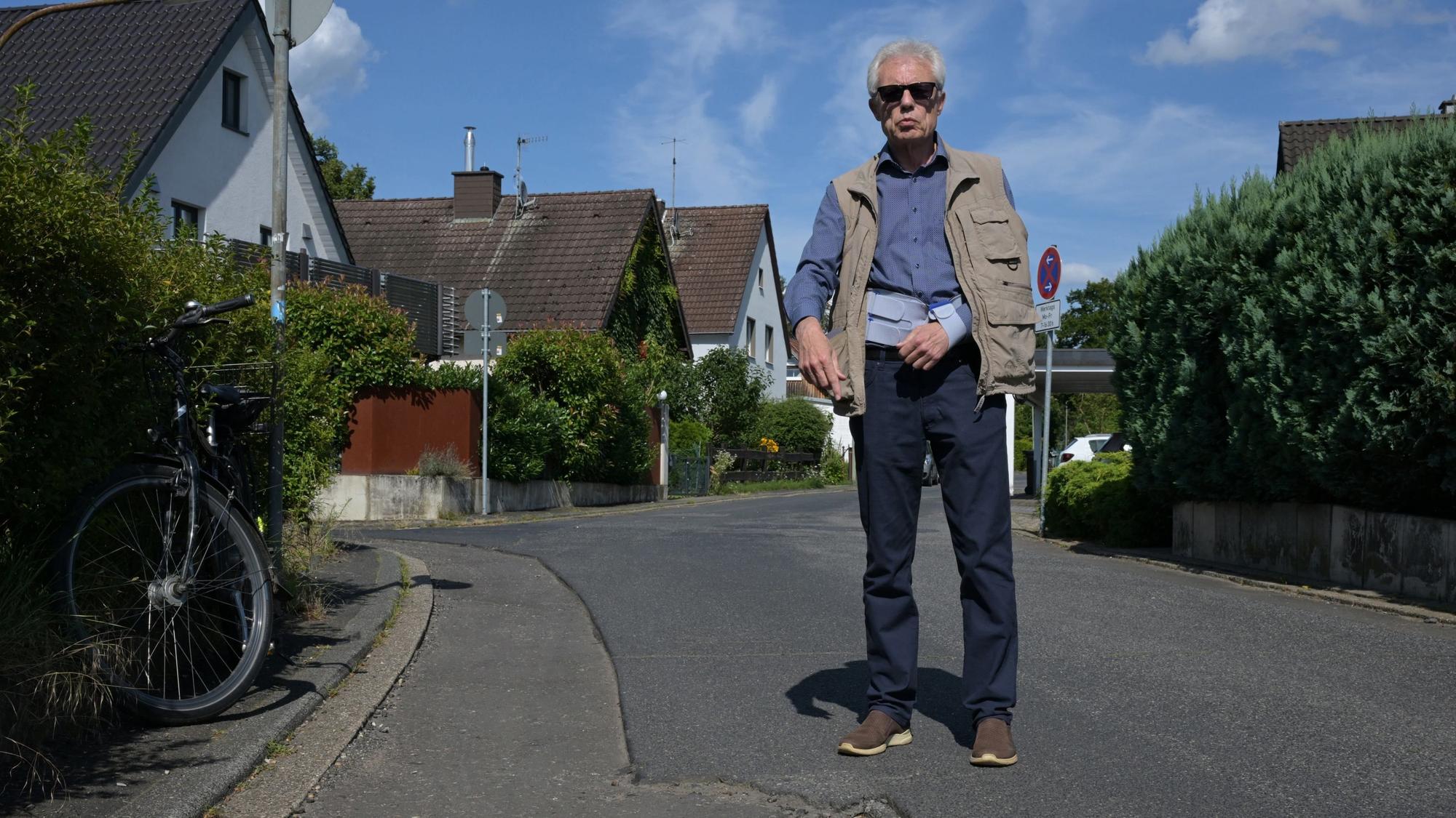 Für Passanten in Rösrath-Kleineichen ergeben sich Stolperfallen durch die unzureichend wiederhergestellten Straßenbeläge.