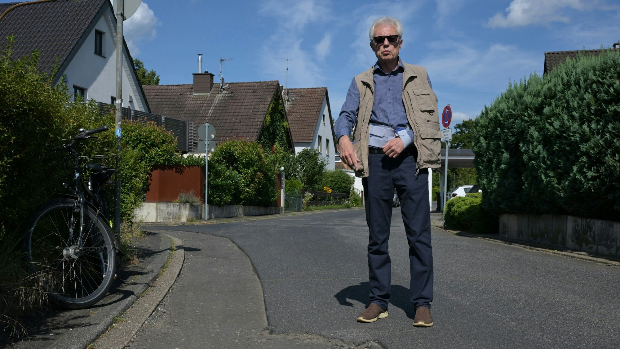 Für Passanten in Rösrath-Kleineichen ergeben sich Stolperfallen durch die unzureichend wiederhergestellten Straßenbeläge.