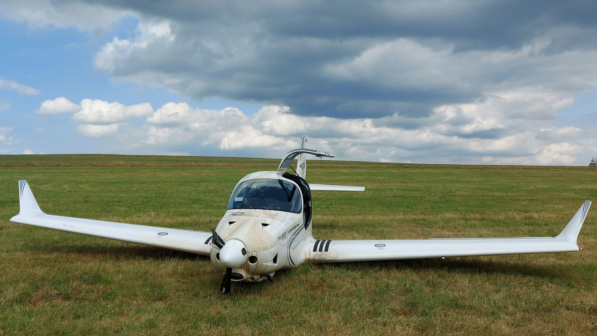 Das Bild zeigt das Flugzeug nach der Notlandung in Wershofen.