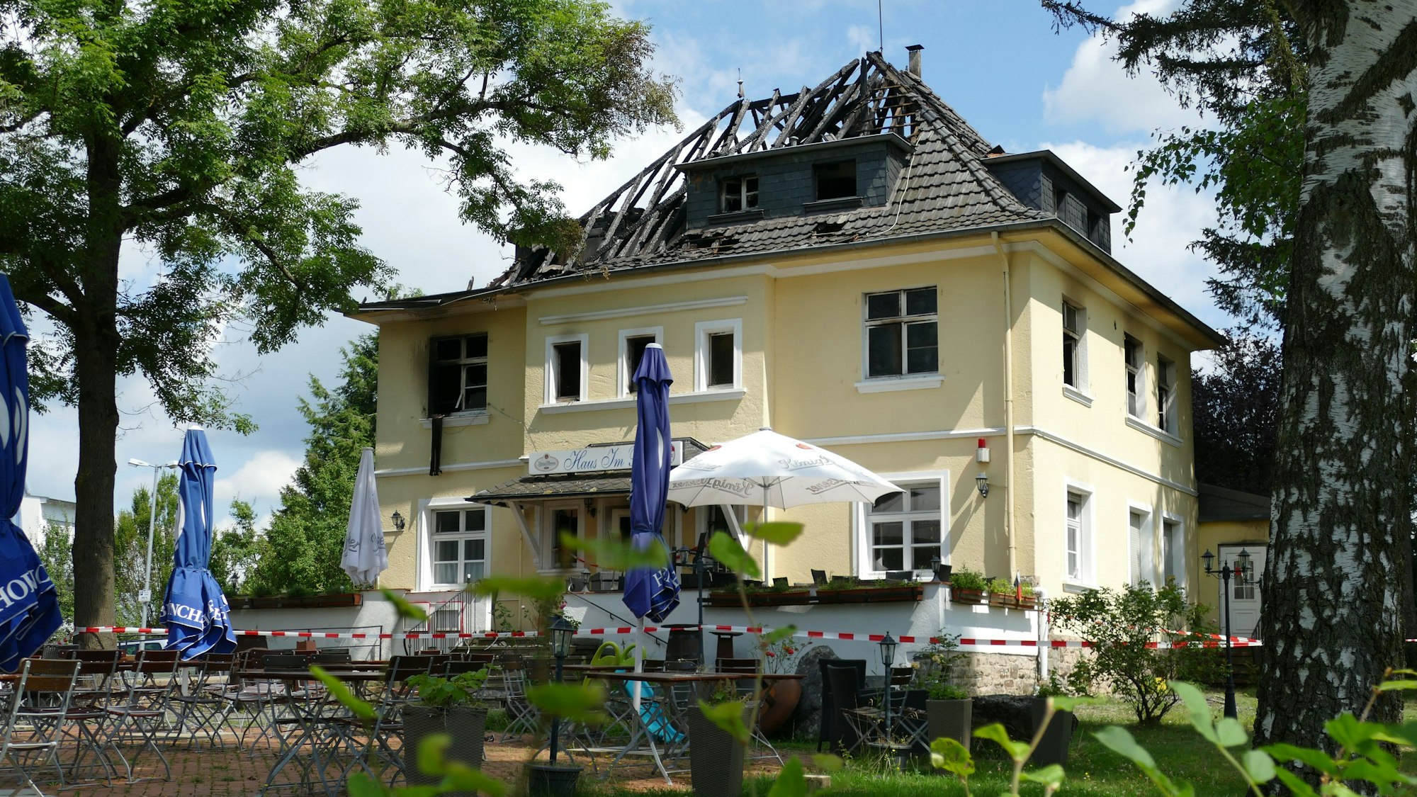 Ein Haus nach einem Brand.