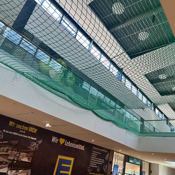 Ein grünes Sicherungsnetz soll Handwerker bei einem Absturz auffangen.