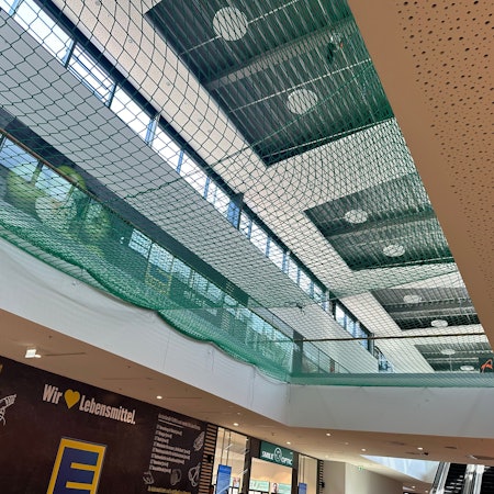 Ein grünes Sicherungsnetz soll Handwerker bei einem Absturz auffangen.