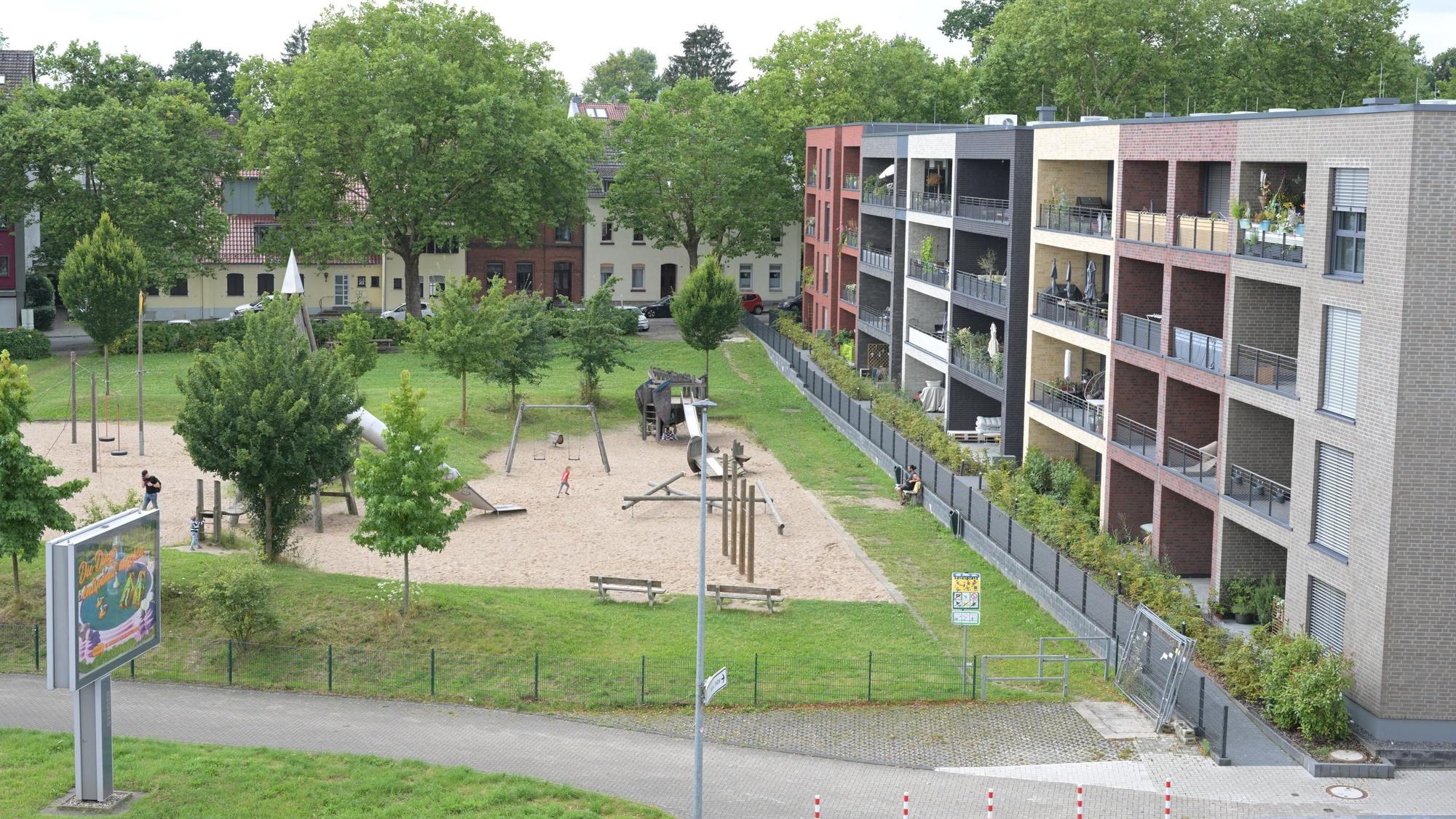 Das Foto zeigt Spielplatz und Wohnhäuser am Beit Jala-Platz