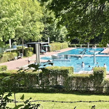 Blick auf zwei Becken des Schleidener Freibads.