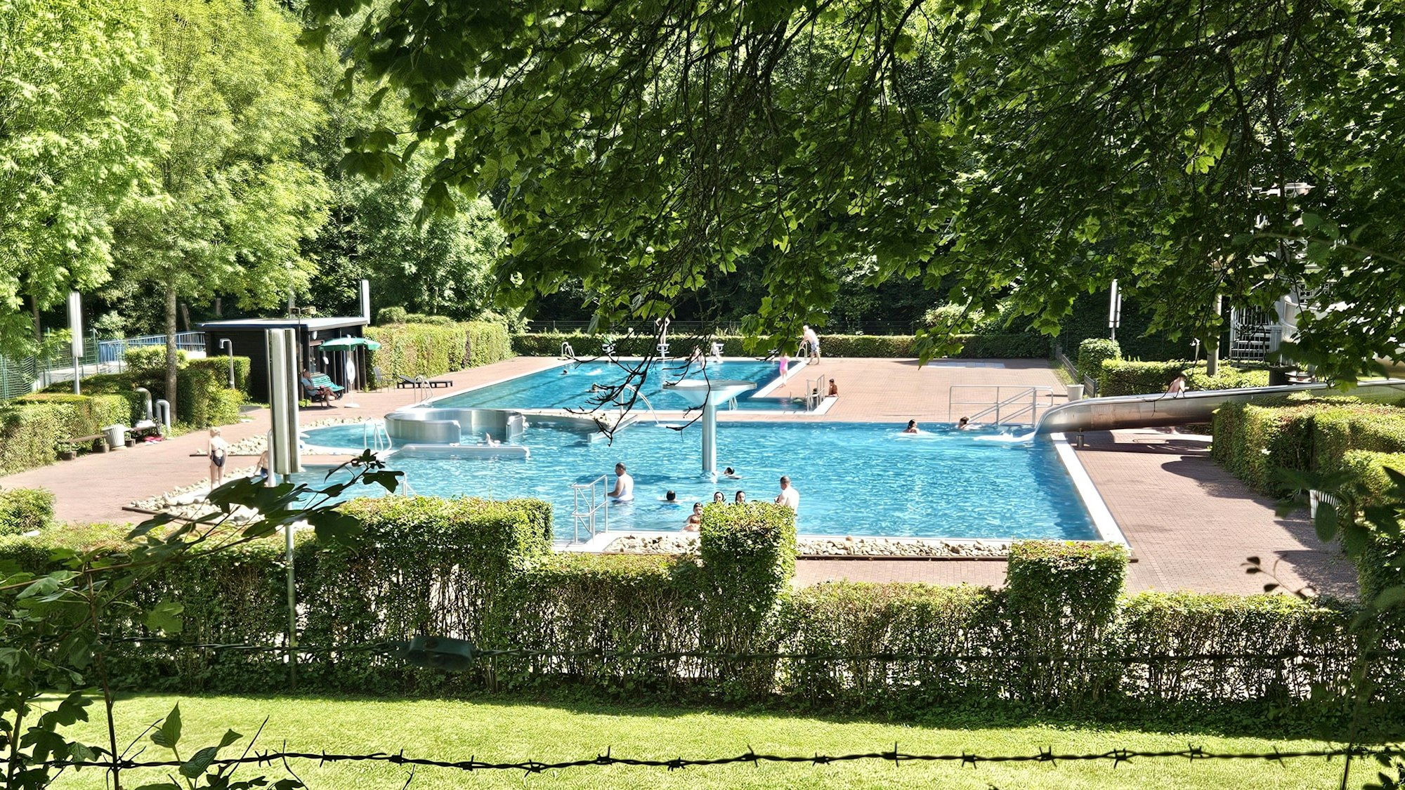 Blick auf zwei Becken des Schleidener Freibads.