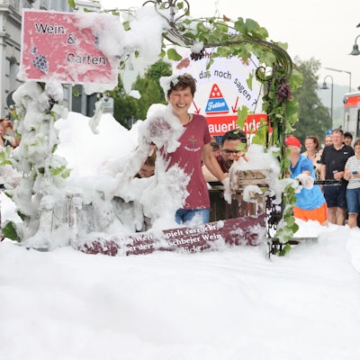 Die „Verkochten“ von der Gärtnerei Koch warben beim Morsbacher Schubkarrenrennen mit ihrem Vehikel und einem Stampfbottich für Wein aus der Gemeinde.