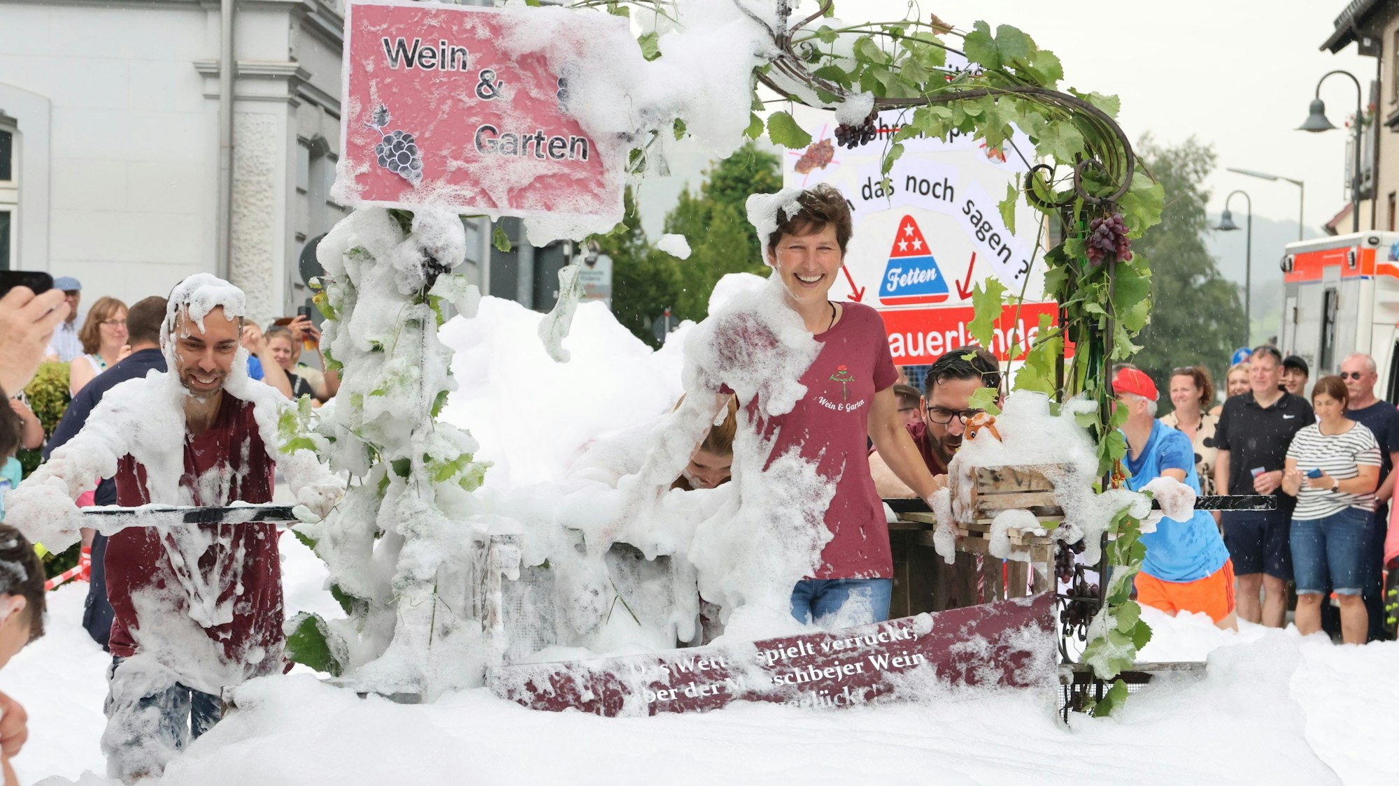 Die „Verkochten“ von der Gärtnerei Koch warben beim Morsbacher Schubkarrenrennen mit ihrem Vehikel und einem Stampfbottich für Wein aus der Gemeinde.
