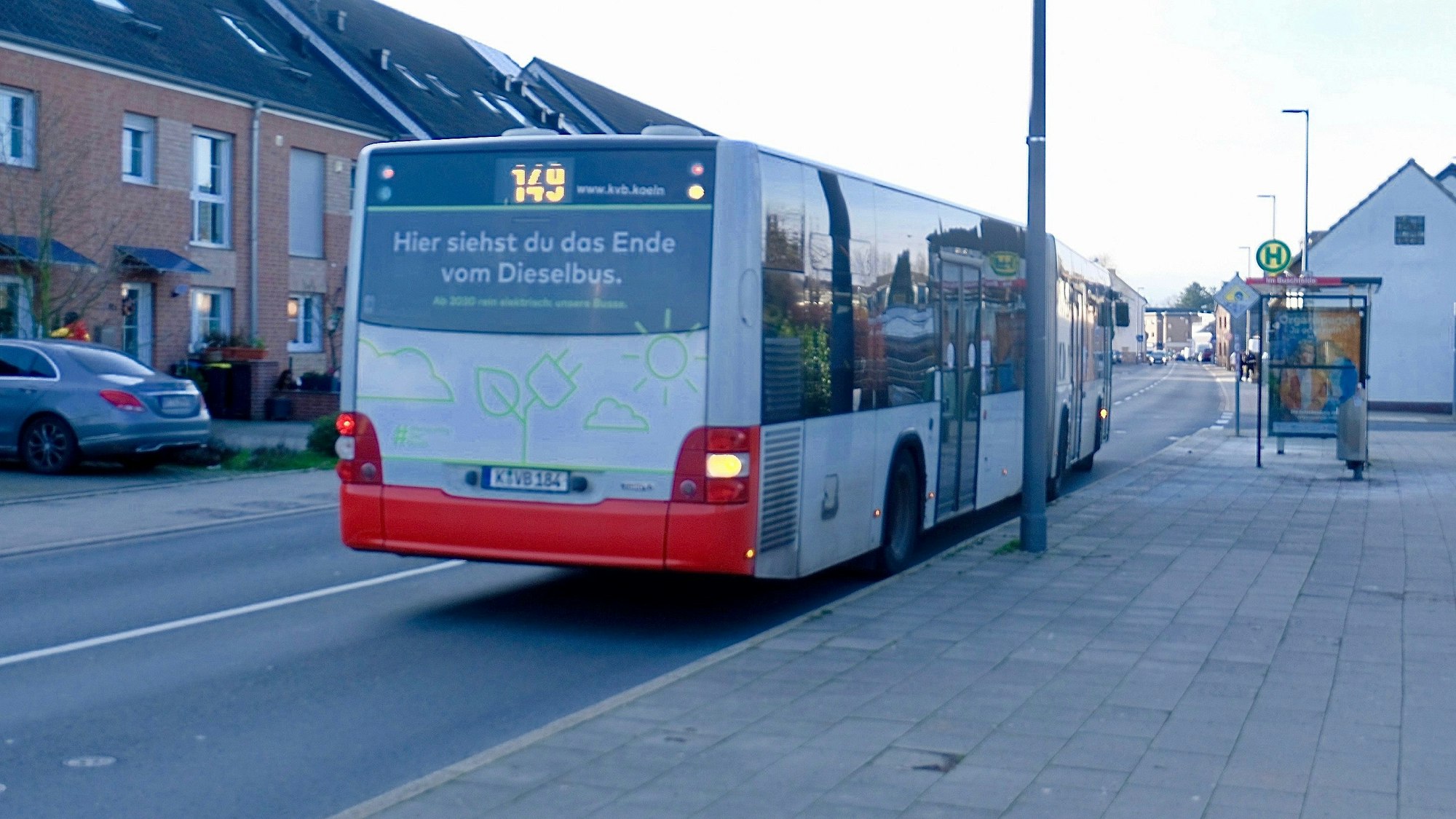 Die Buslinie 148/149 an einer Haltestelle auf der Hauptstraße in Widdersdorf.