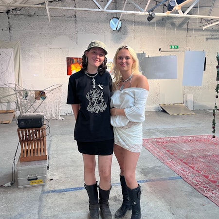 Lena Kroj und Anouk Singer schaffen zum siebten Mal eine Plattform für junge Kunstschaffende.