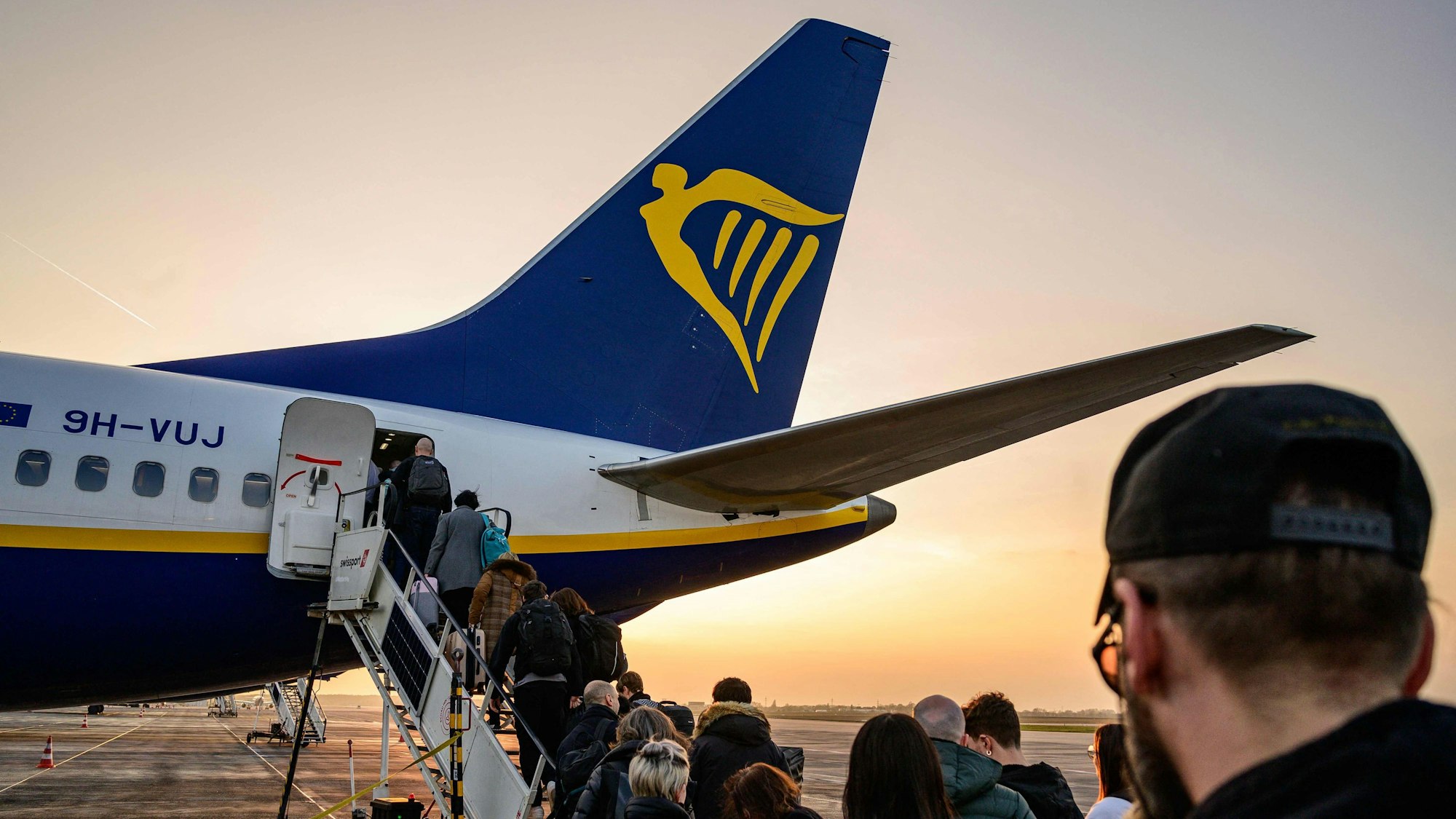 Passagiere steigen in eine Ryanair-Maschine ein