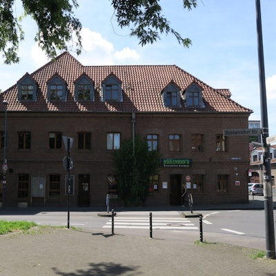 BU: Das Kääzmanns von außen, Aushang an der Tür. Fotos: Hermans